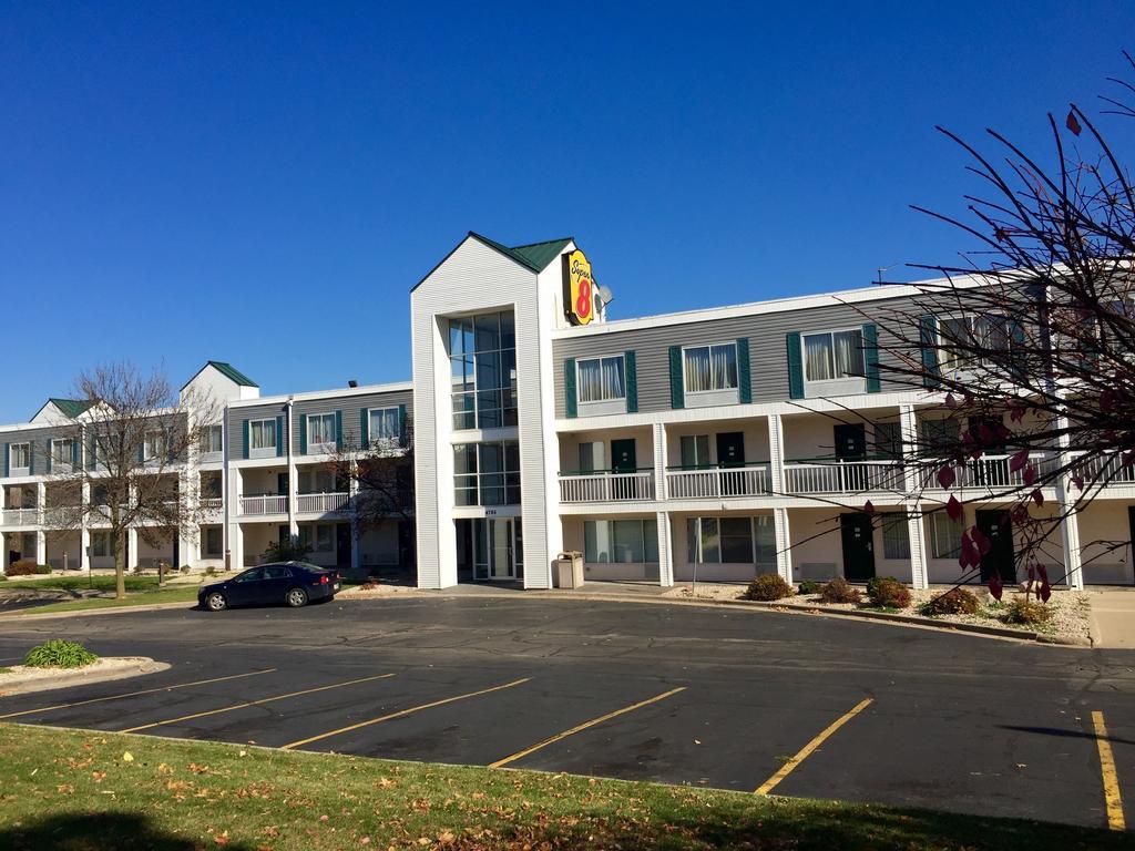 Super 8 By Wyndham Madison East Hotel Exterior foto