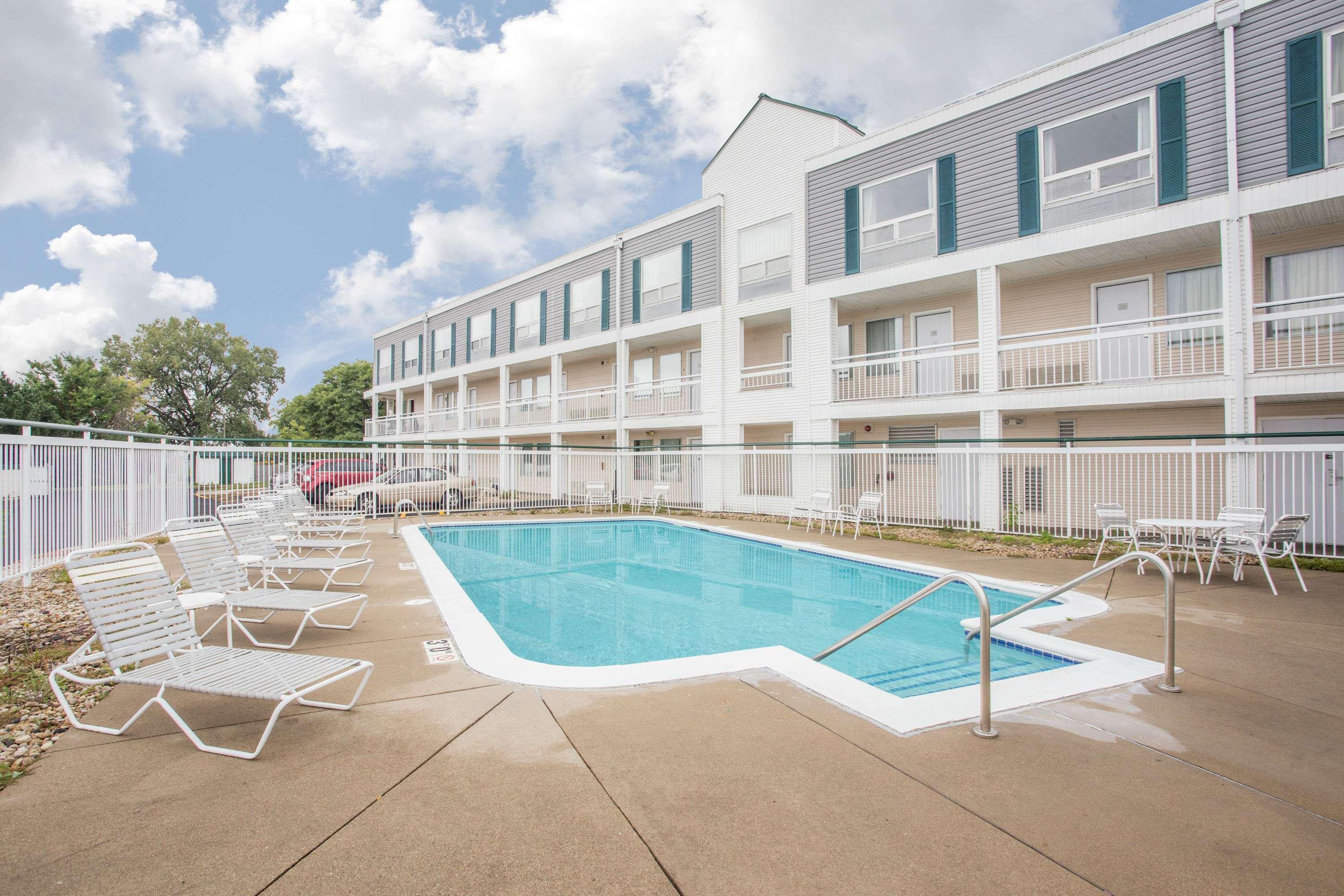 Super 8 By Wyndham Madison East Hotel Exterior foto