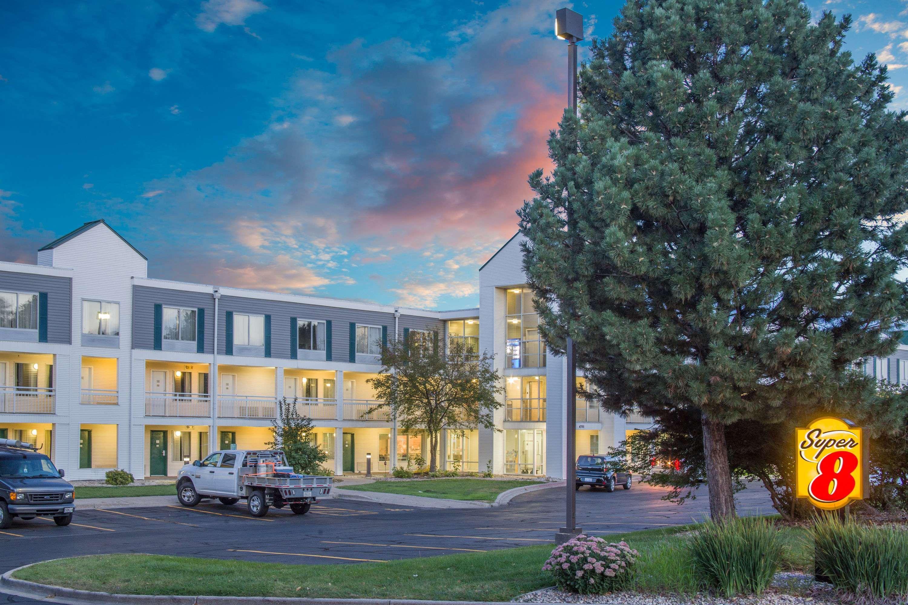 Super 8 By Wyndham Madison East Hotel Exterior foto