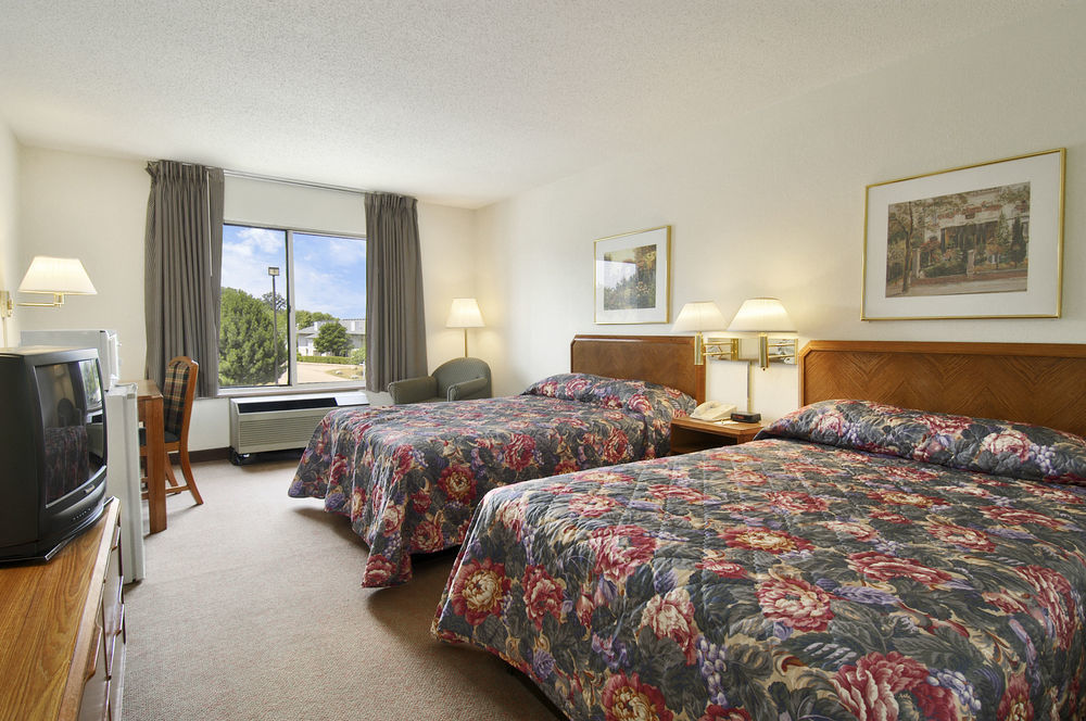 Super 8 By Wyndham Madison East Hotel Exterior foto
