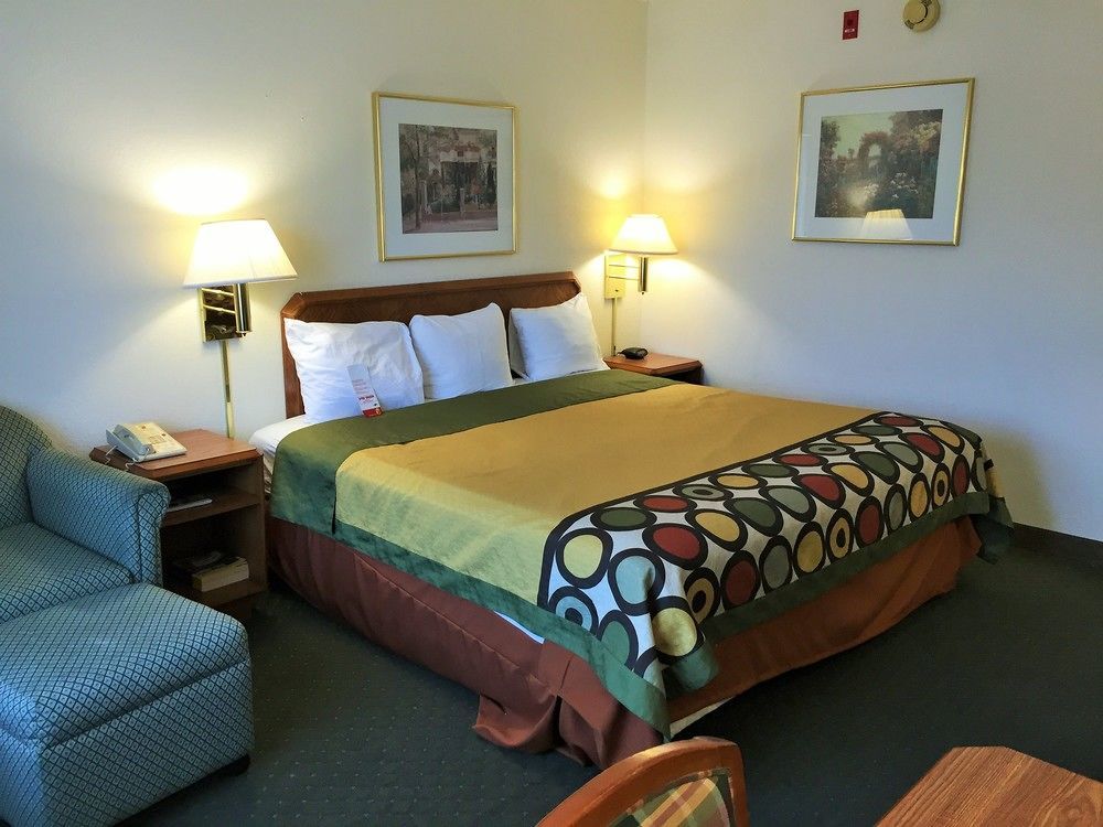 Super 8 By Wyndham Madison East Hotel Exterior foto