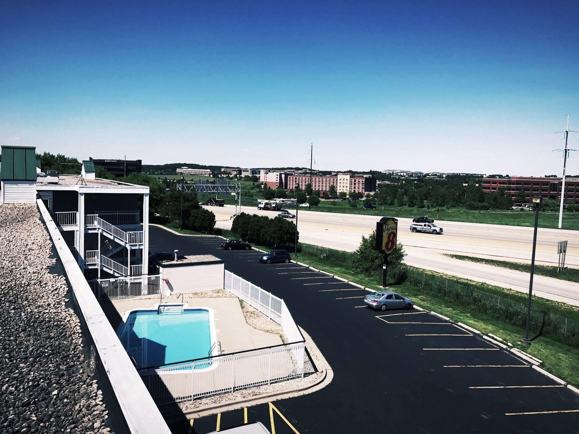 Super 8 By Wyndham Madison East Hotel Exterior foto