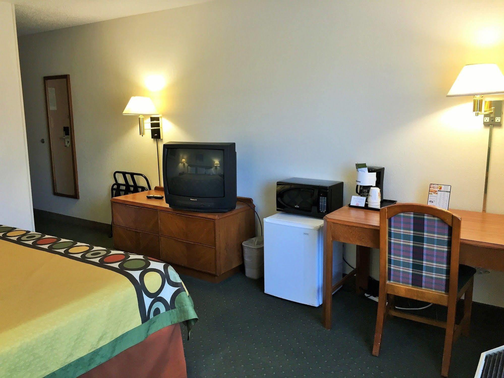 Super 8 By Wyndham Madison East Hotel Exterior foto