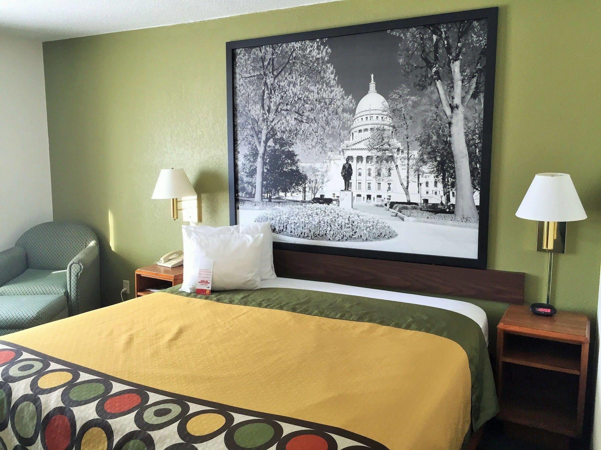 Super 8 By Wyndham Madison East Hotel Exterior foto