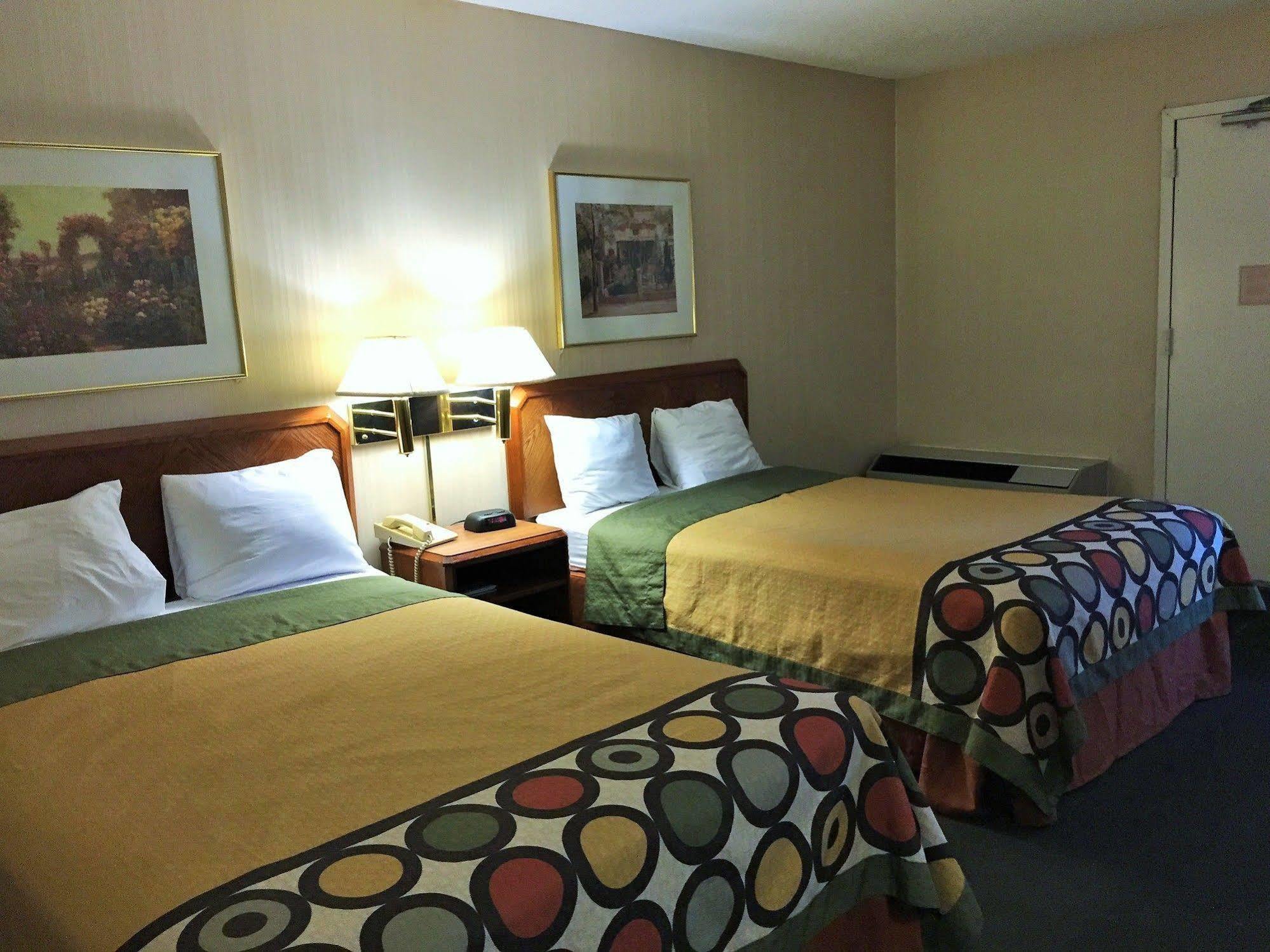 Super 8 By Wyndham Madison East Hotel Exterior foto
